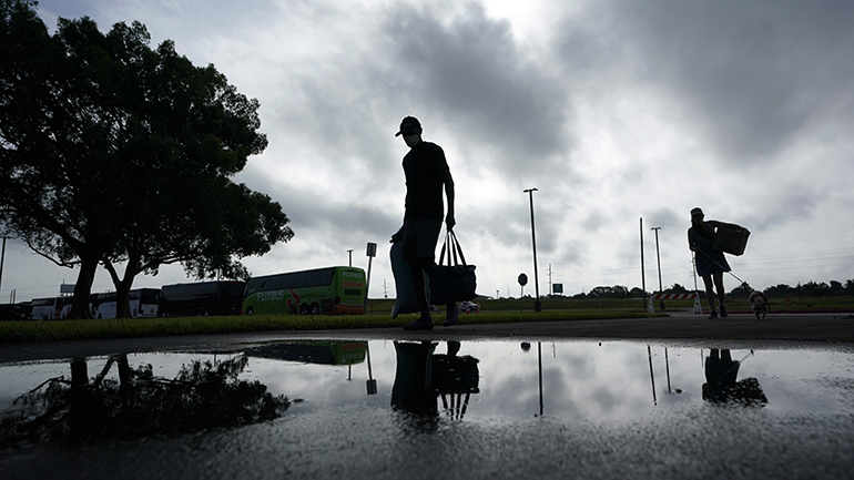 ΗΠΑ: Έφτασε στη Λουιζιάνα ο κυκλώνας Λόρα – Έχει ενισχυθεί στην κατηγορία 4